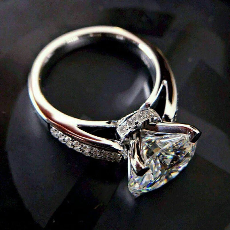 Huitan Classic Wedding Engagement Ring for Women Brilliant Cubic Zirconia Crystal Proposal Ring Anniversary Gift Jewelry F1351
