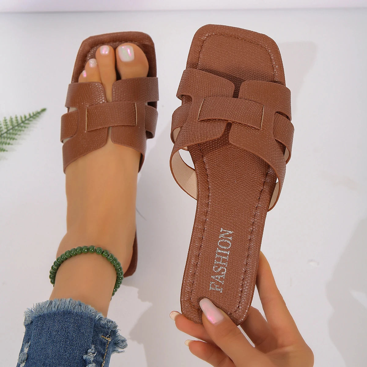 Ladies' fashionable casual flat sandals, versatile outdoor wear, flat slippers for wearing outside Brown