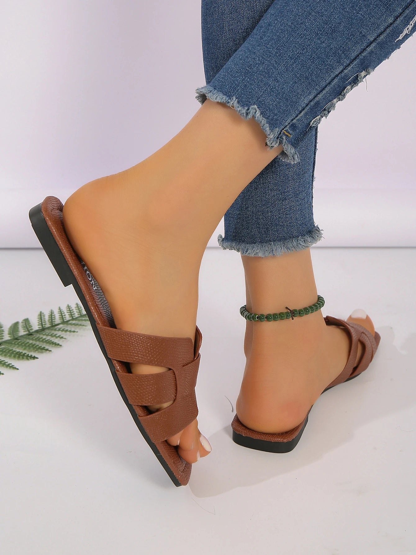 Ladies' fashionable casual flat sandals, versatile outdoor wear, flat slippers for wearing outside
