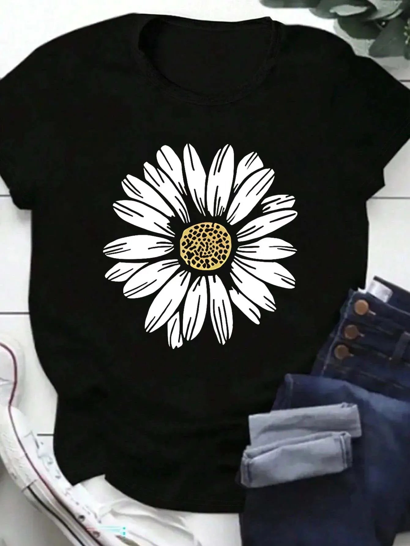 Plus Size Elegant Daisy Graphic Minimalist Casual Tee black