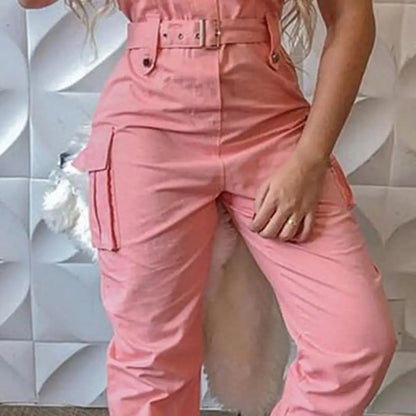 Macacão feminino com bolsos e cinto, modelagem casual e confortável.