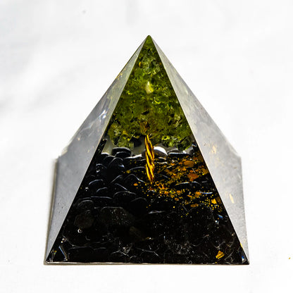 Natural Crystal Energy Generator Pyramid Peridot Amethyst Reiki Healing Chakra Resin Pyramid Egyptian Decor Room Decoration 1pc