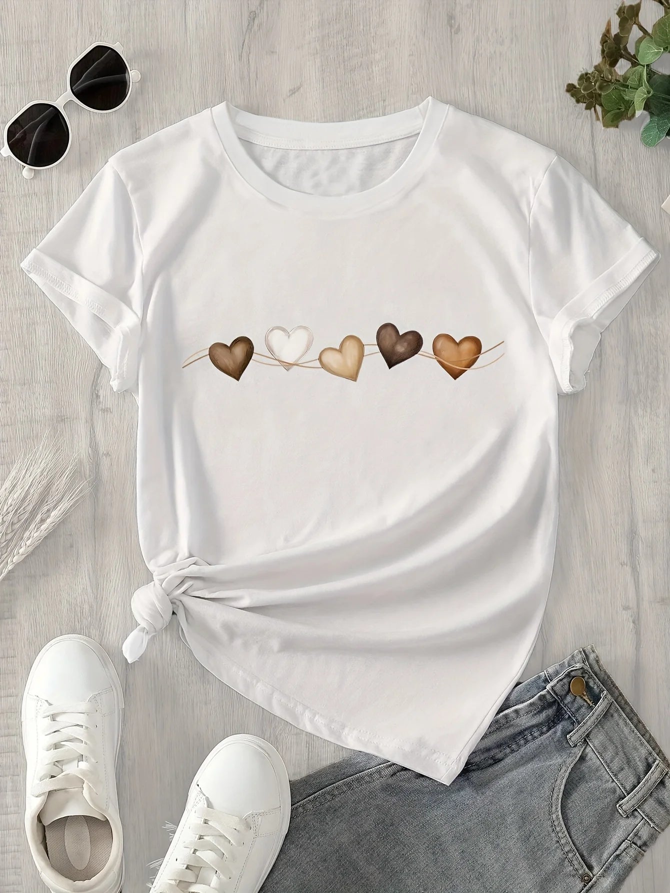 Short-Sleeve T-Shirt for Women with A Heart Pattern Print Versatile Design Summer Short Sleeved Harajuku Streetwear Tops Tees