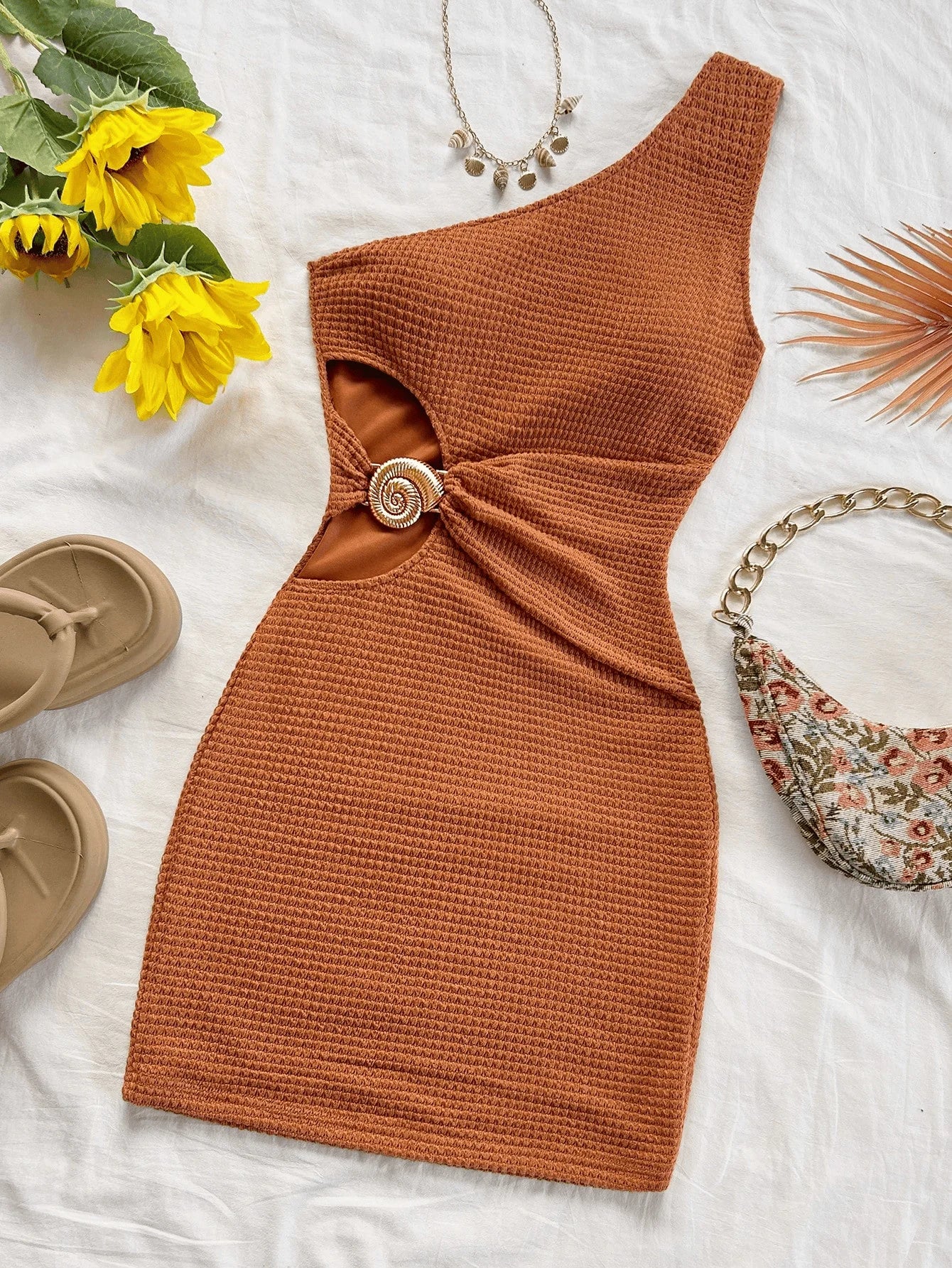 This elegant off-the-shoulder, hollowed-out metal buckle dress exudes a sense of sophistication and slimming. It's a pure and se