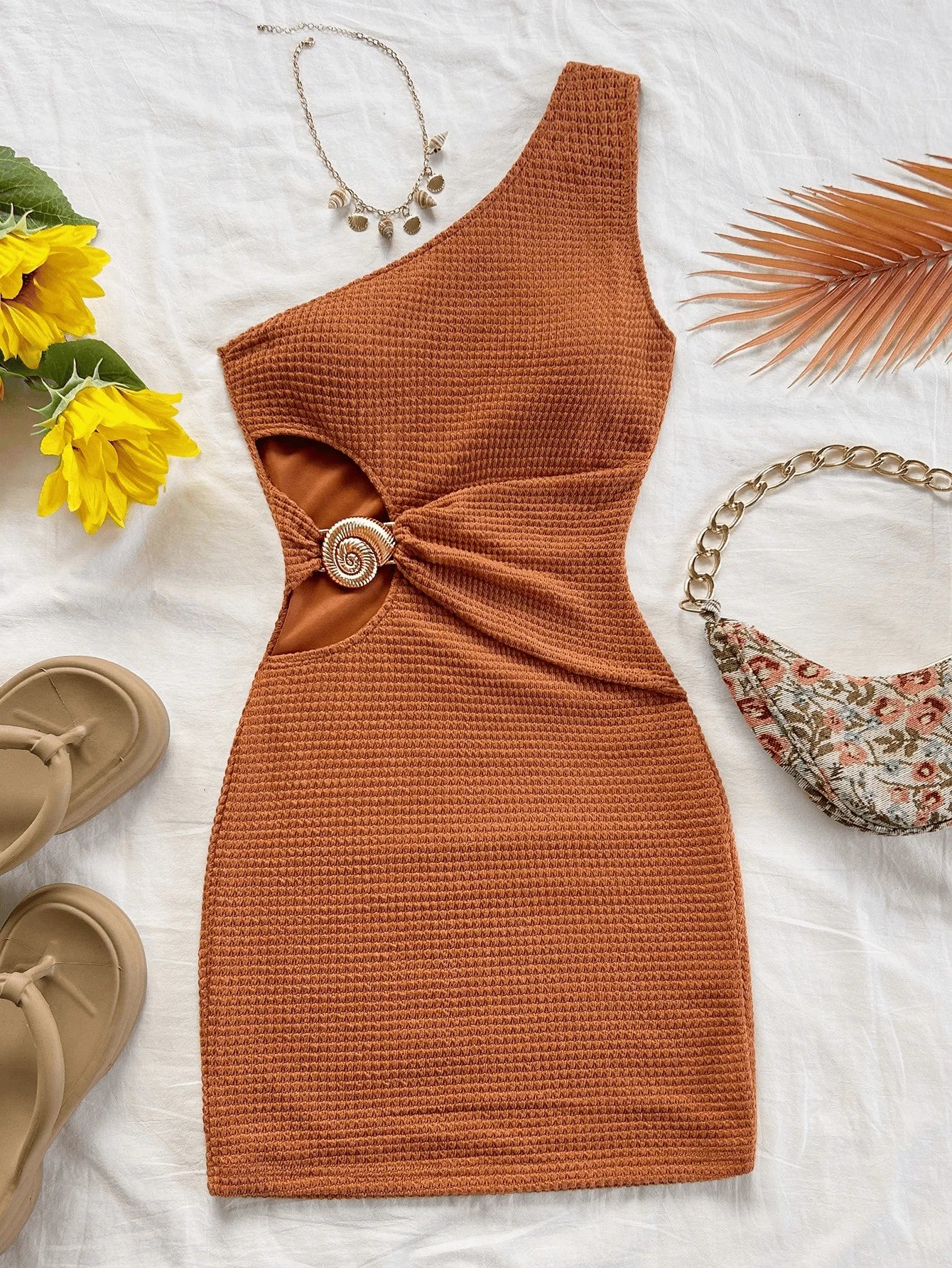 This elegant off-the-shoulder, hollowed-out metal buckle dress exudes a sense of sophistication and slimming. It's a pure and se