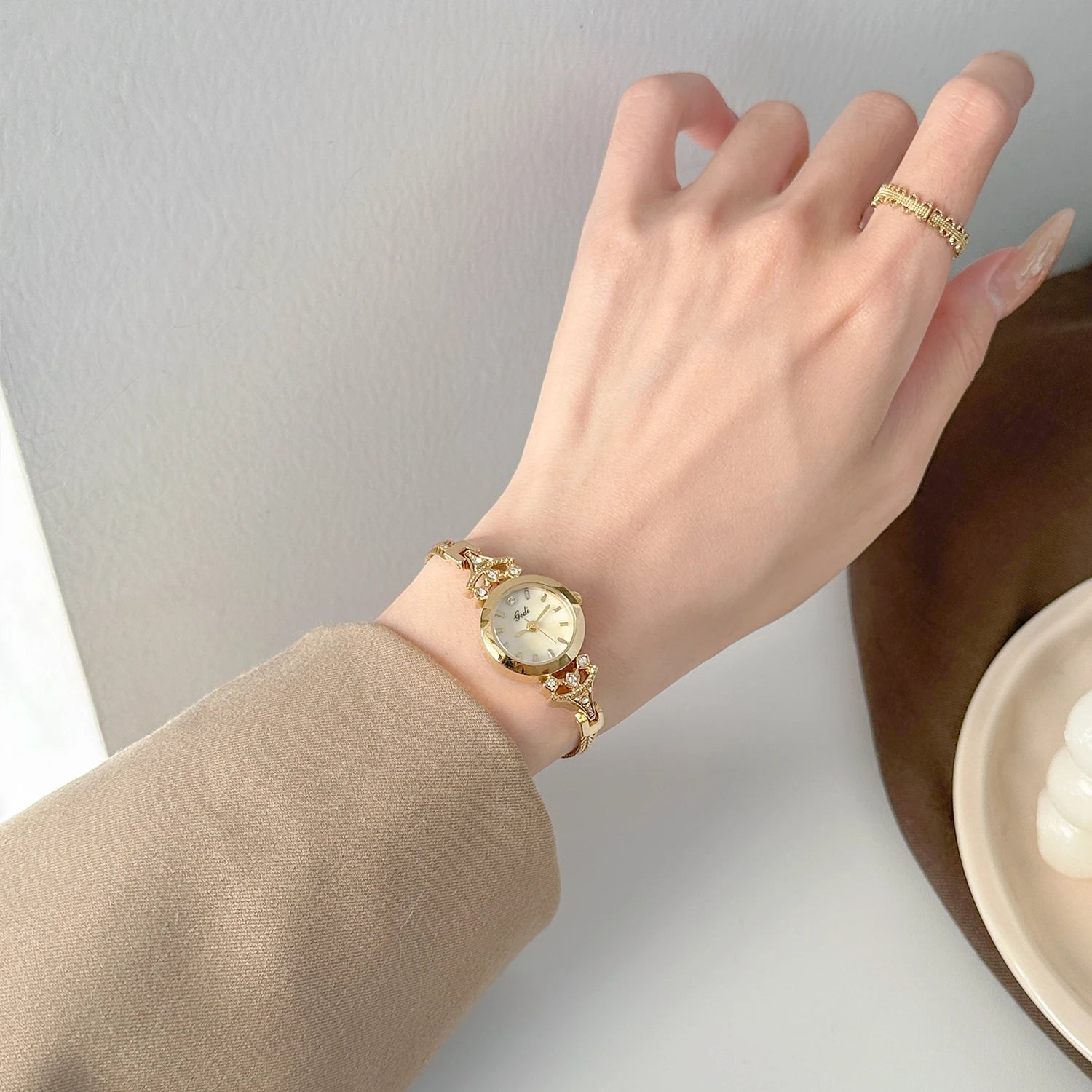 New Elegant Women's Watch Luxury Slim Gold Bracelet Watch Fashion Ladies Quartz Wristwatches Clock Gifts For Woman montre femme