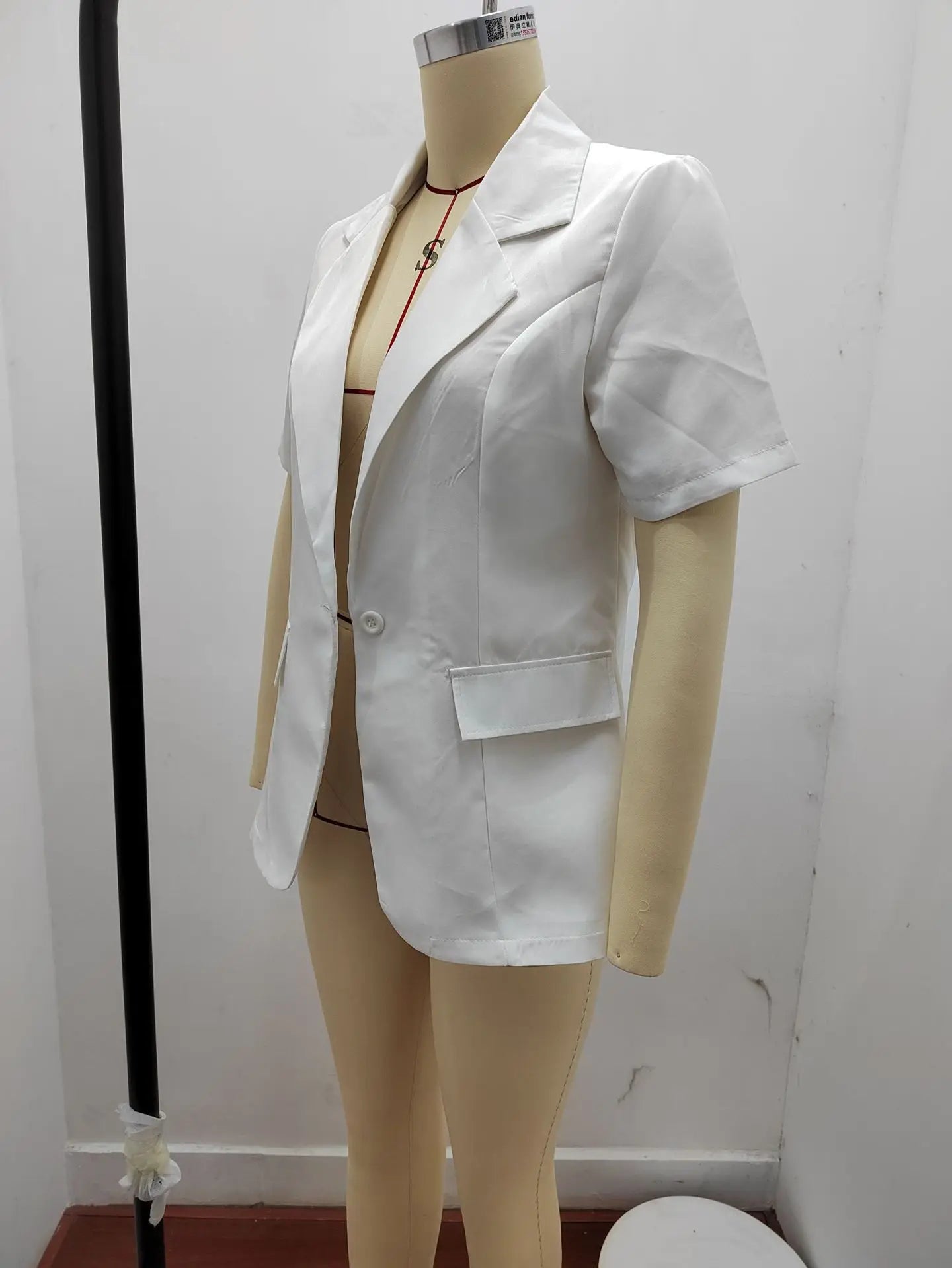 Summer women's temperament, fashionable and loose fitting small suit, European and American solid color suit collar, short sleev