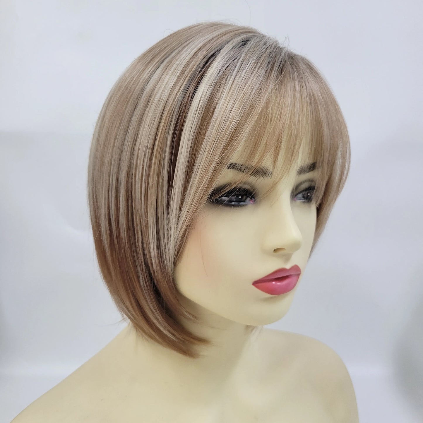 Women's Fashion Bob Hair Short Blonde Bob Wigs with Bangs Black Roots Straight Synthetic Ombre Hair Party Wig for Lady