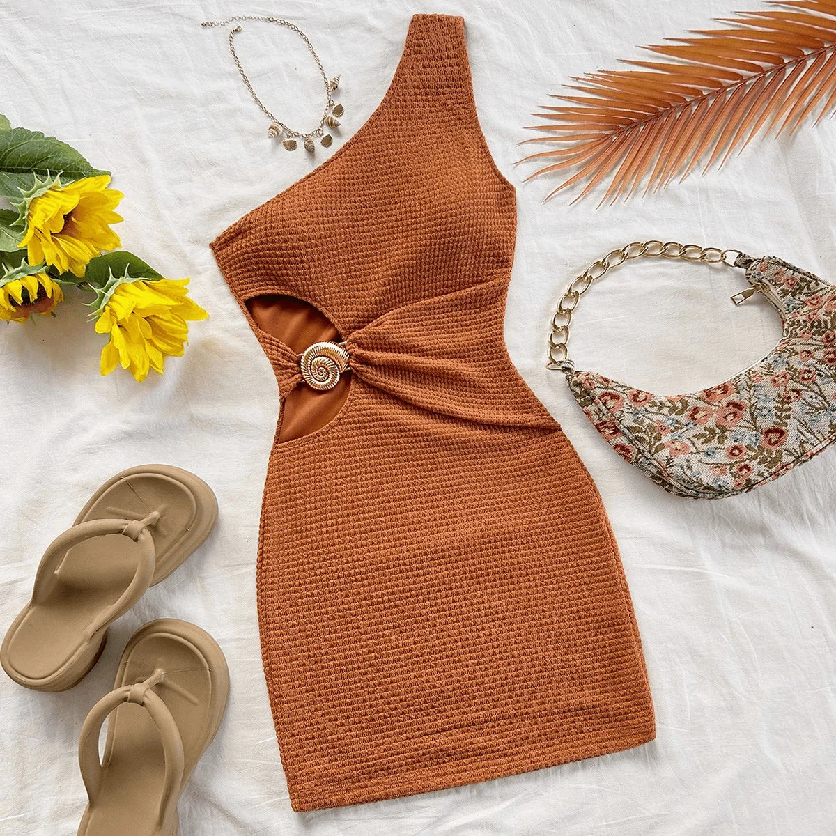 This elegant off-the-shoulder, hollowed-out metal buckle dress exudes a sense of sophistication and slimming. It's a pure and se