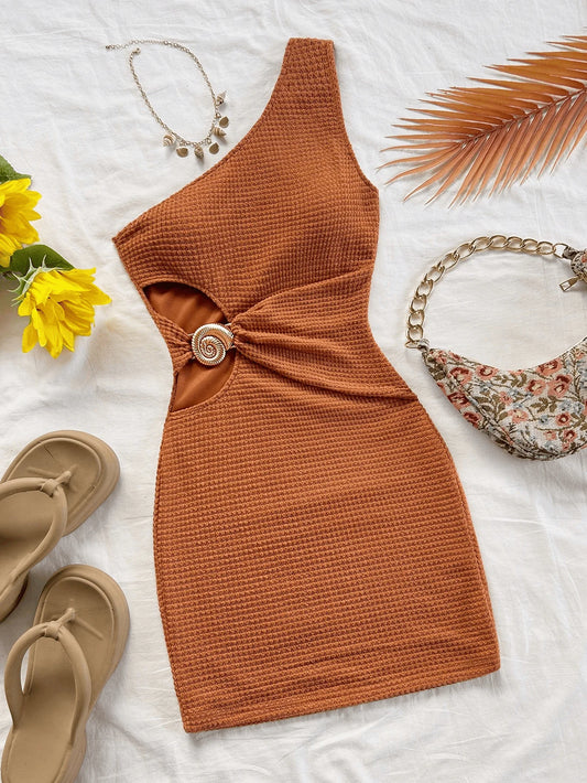 This elegant off-the-shoulder, hollowed-out metal buckle dress exudes a sense of sophistication and slimming. It's a pure and se