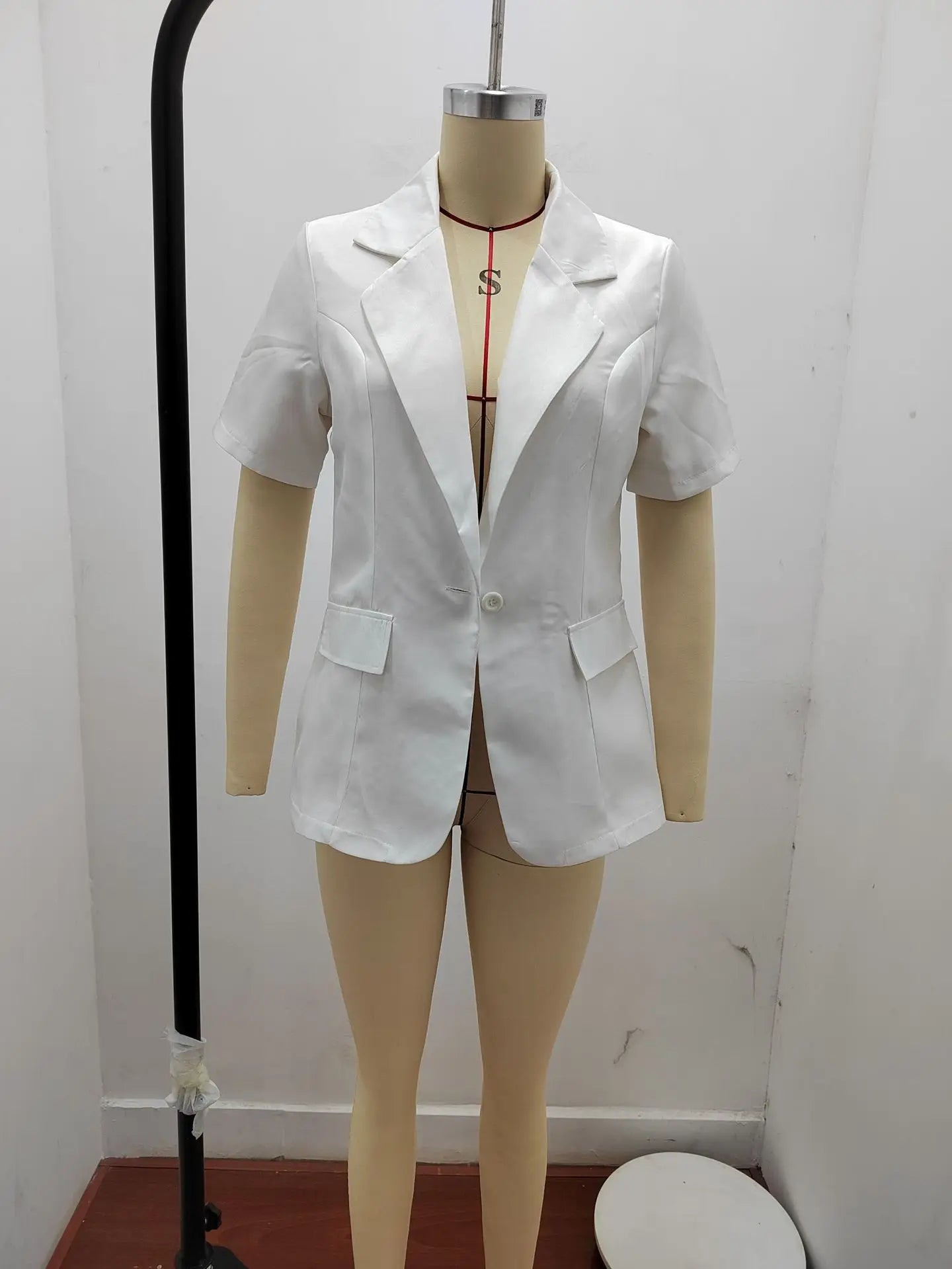 Summer women's temperament, fashionable and loose fitting small suit, European and American solid color suit collar, short sleev