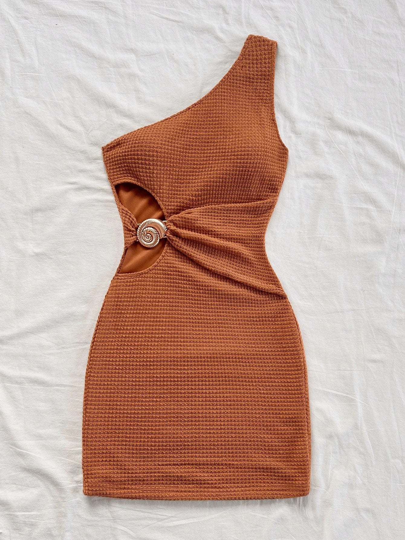 This elegant off-the-shoulder, hollowed-out metal buckle dress exudes a sense of sophistication and slimming. It's a pure and se 01699