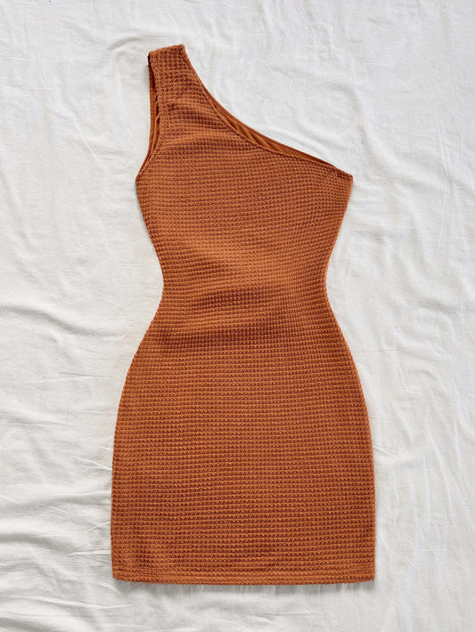 This elegant off-the-shoulder, hollowed-out metal buckle dress exudes a sense of sophistication and slimming. It's a pure and se