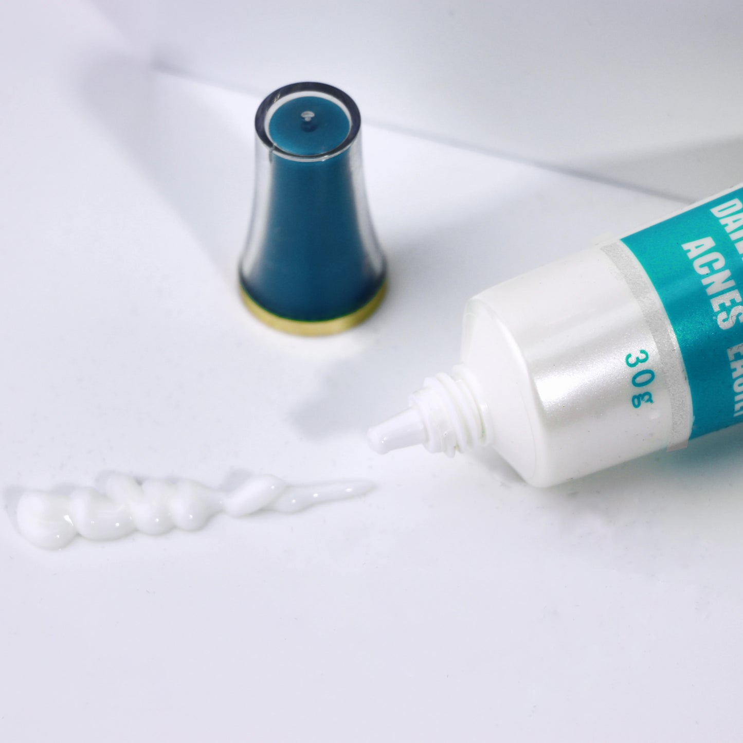 30g Acne Cream soothes, hydrates, helps regulate oil, reduces redness, and enhances skin texture with a moisturizing feel