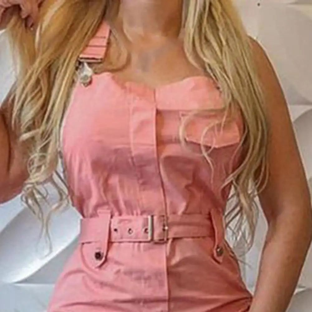 Macacão feminino com bolsos e cinto, modelagem casual e confortável.