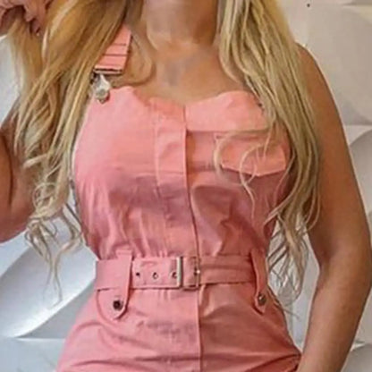 Macacão feminino com bolsos e cinto, modelagem casual e confortável.