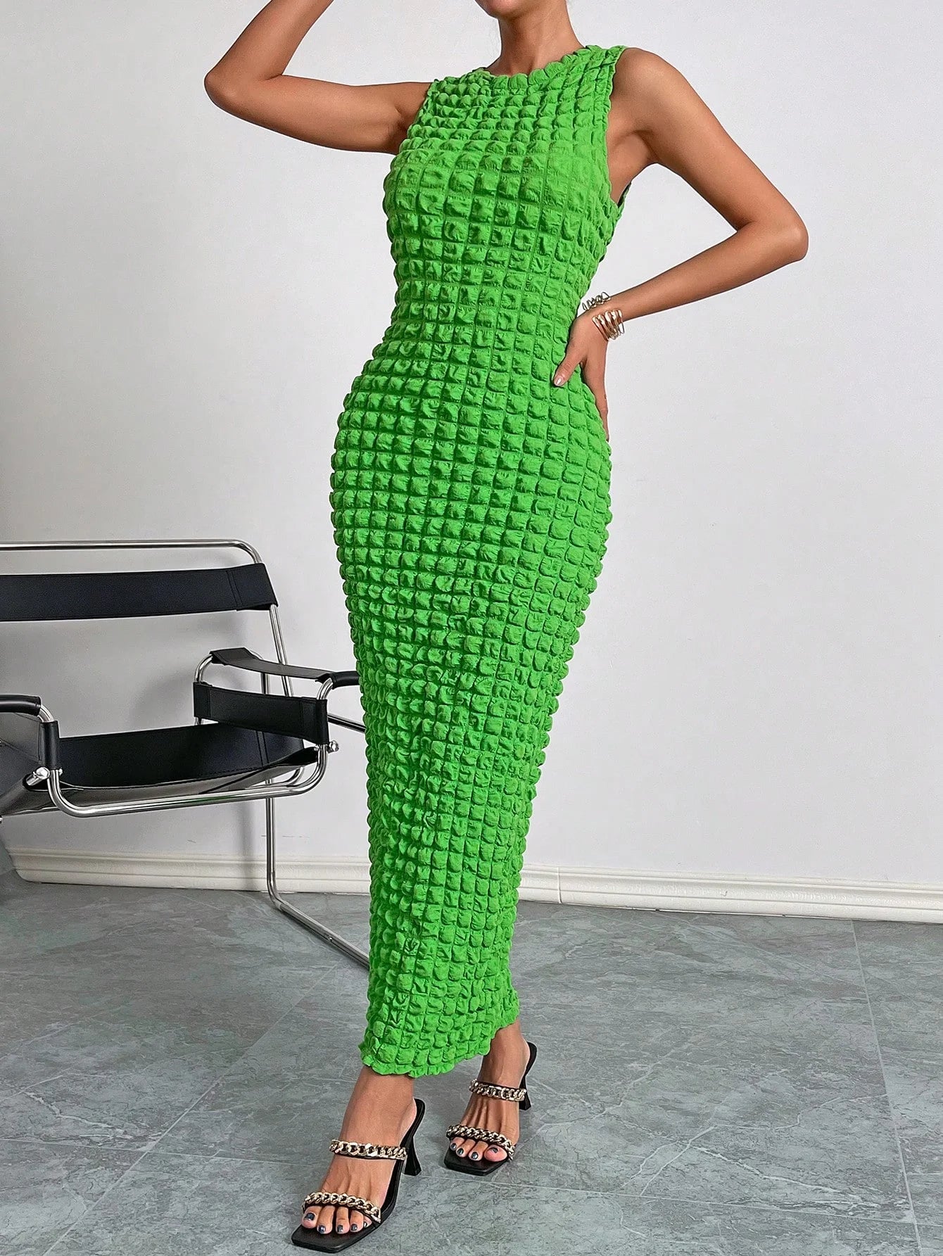 A casual and elegant lady's small round-neck fashionable sleeveless popcorn long dress for a date