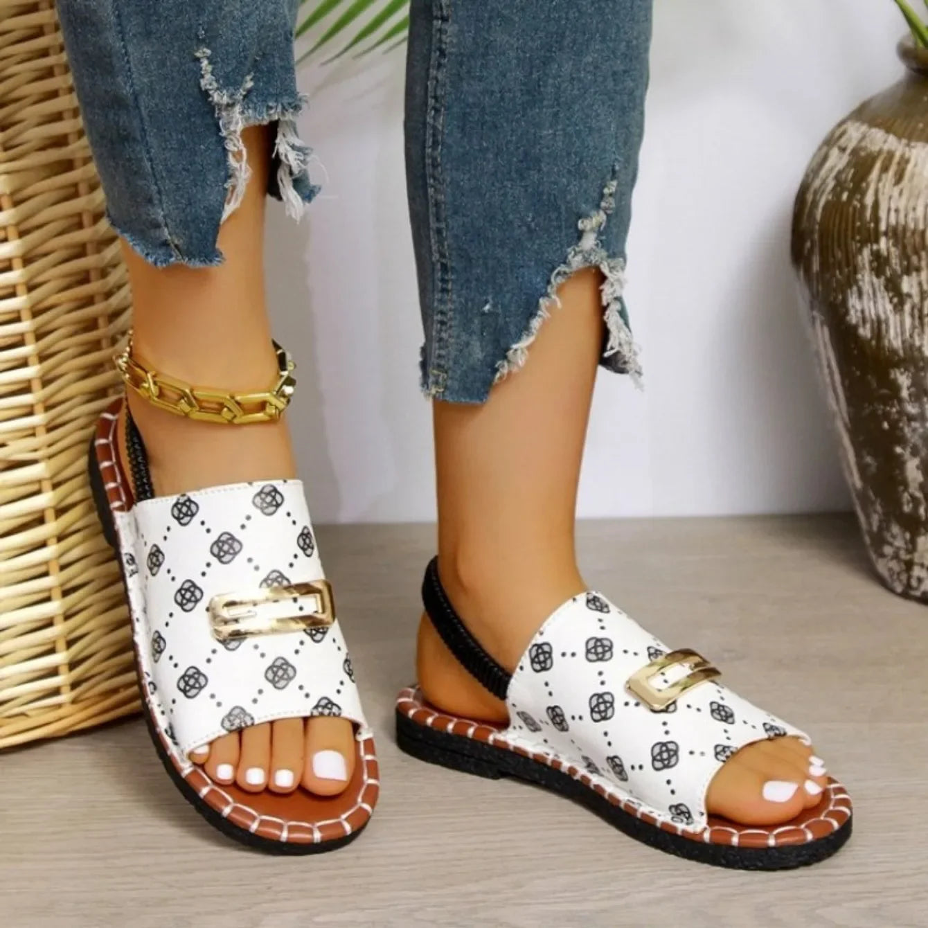 Women Casual Beach Luxury Sandals Lightweight Summer New Fashion Outdoor Flat Sandals Women Open Toe Anti-slip Designer Shoes